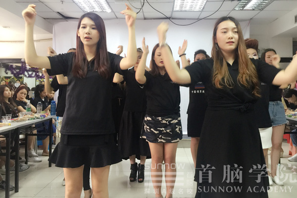 形象設(shè)計(jì)專業(yè)畢業(yè)典禮—打造時(shí)尚妝容 走出美業(yè)精彩