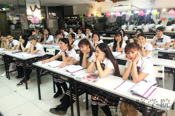 首腦化妝學(xué)校舉辦校服主題化妝派對