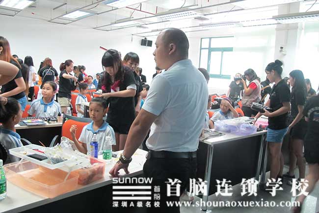 首腦學(xué)校榮獲花樣盛年慈善基金會(huì)授予“愛(ài)心合作伙伴”殊榮