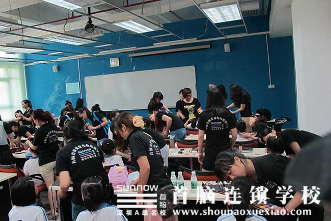 首腦學(xué)校榮獲花樣盛年慈善基金會(huì)授予“愛(ài)心合作伙伴”殊榮