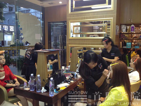 首腦學(xué)院龍崗校區(qū)化妝團(tuán)隊(duì)