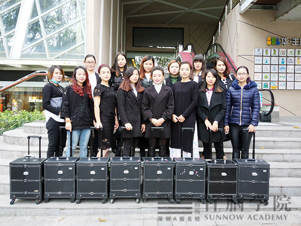 南山首腦學(xué)院助陣“三月天 女人如花”活動