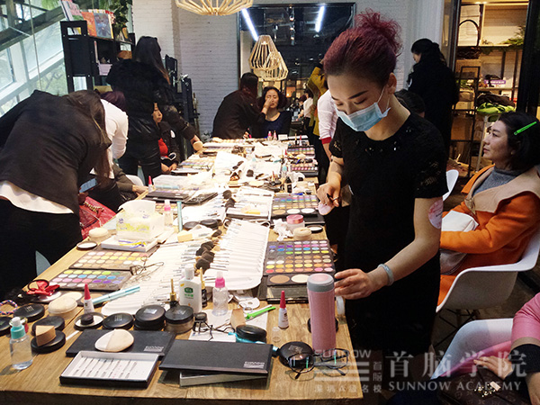 南山首腦學(xué)院助陣“三月天 女人如花”活動