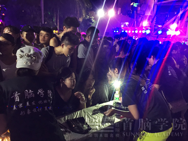 深圳歡樂(lè)谷鬼妝夢(mèng)工廠化妝現(xiàn)場(chǎng)