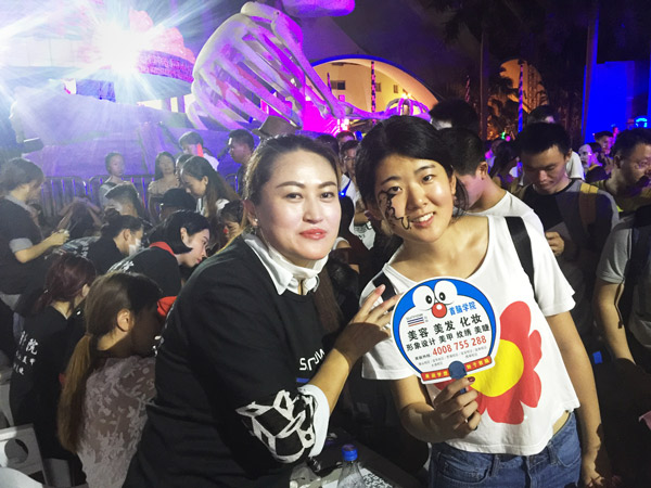 首腦化妝學(xué)校為游客化驚悚萬(wàn)圣節(jié)妝容