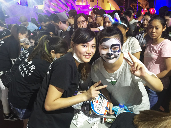 首腦化妝學(xué)校為游客化驚悚萬(wàn)圣節(jié)妝容