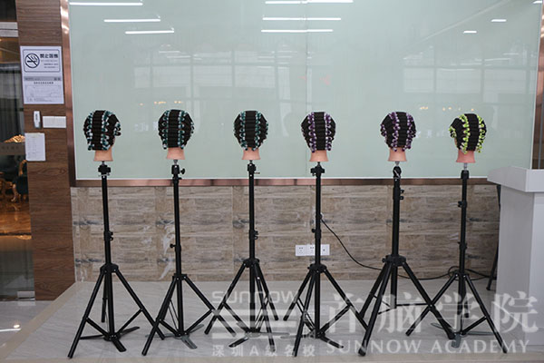 首腦學(xué)院美發(fā)班課堂實(shí)操練習(xí) 