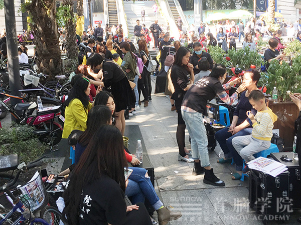 首腦學(xué)員義工實操 把關(guān)愛送到身邊