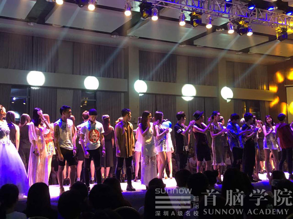 首腦學(xué)院師生受邀為深圳信息學(xué)院畢業(yè)秀化妝造型