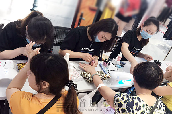 首腦學(xué)子學(xué)以致用 用心傳播美