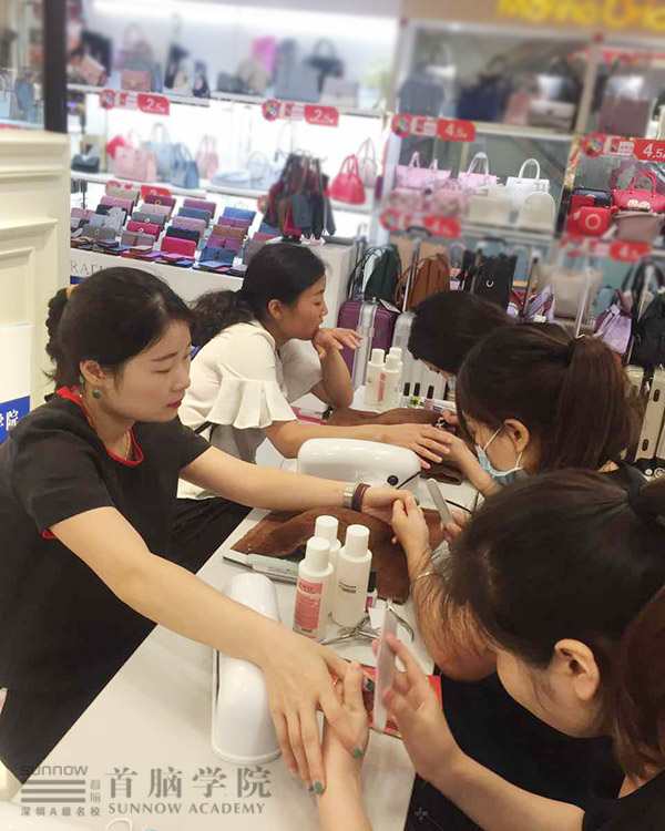 首腦學(xué)子學(xué)以致用 用心傳播美