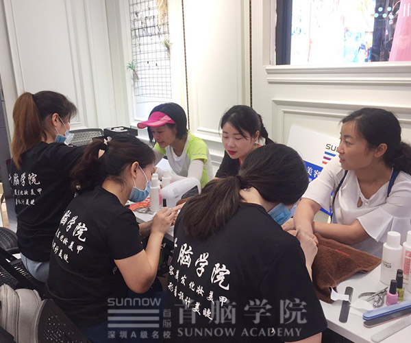 首腦學(xué)子學(xué)以致用 用心傳播美