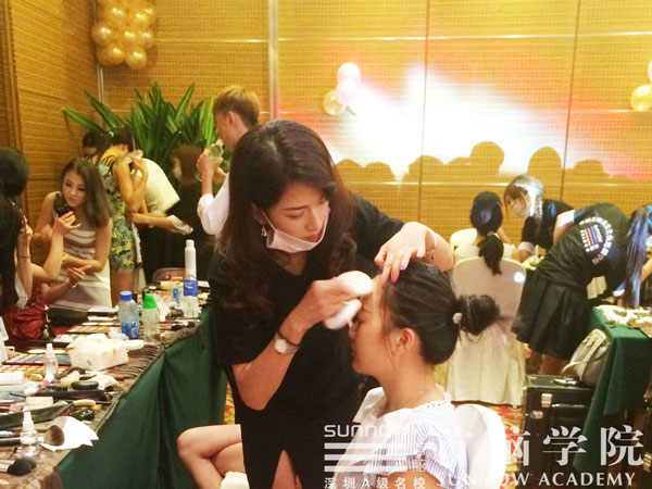 首腦學(xué)院化妝師力助泰富匯商業(yè)精英酒會