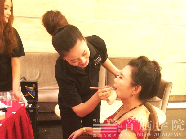 首腦學(xué)院化妝師力助泰富匯商業(yè)精英酒會