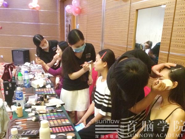 首腦學(xué)院化妝師力助泰富匯商業(yè)精英酒會