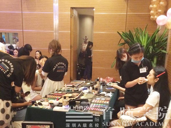 首腦學(xué)院化妝師力助泰富匯商業(yè)精英酒會