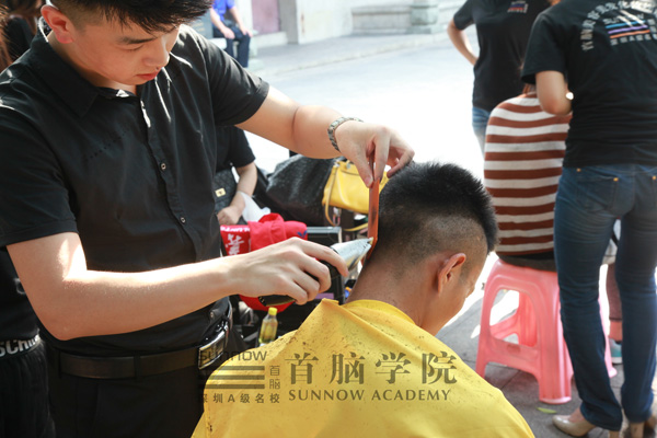 美發(fā)師培訓(xùn)學(xué)校