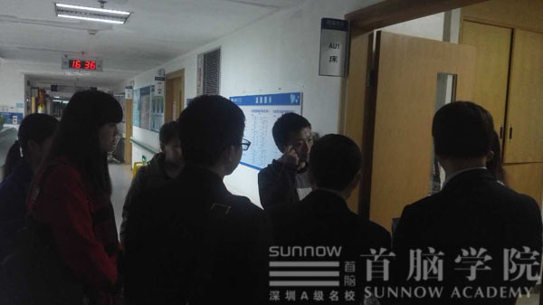 離校學(xué)員遭遇不幸，首腦冬日愛意濃濃