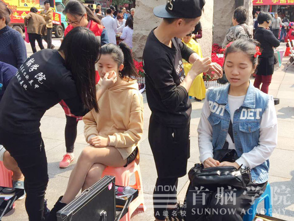 首腦學(xué)院師生獻(xiàn)愛心 學(xué)以致用公益行