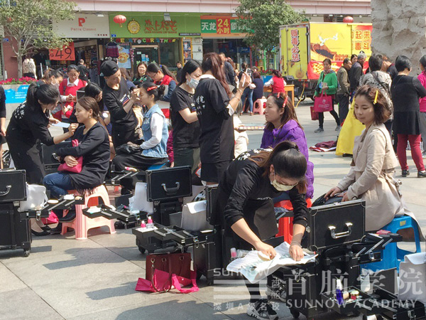 首腦學(xué)院師生獻(xiàn)愛心 學(xué)以致用公益行