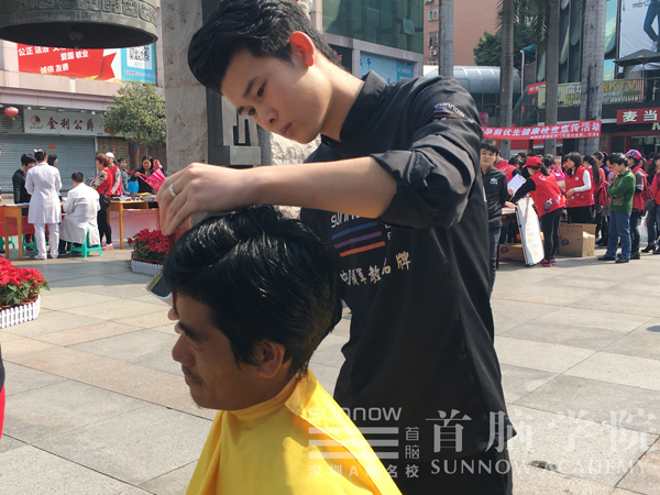 首腦學(xué)院師生獻(xiàn)愛心 學(xué)以致用公益行