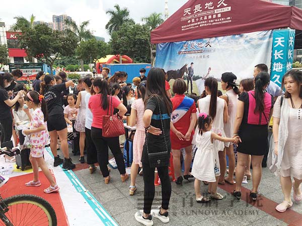 綻放母親節(jié)，首腦學院龍崗校區(qū)為愛添色加彩