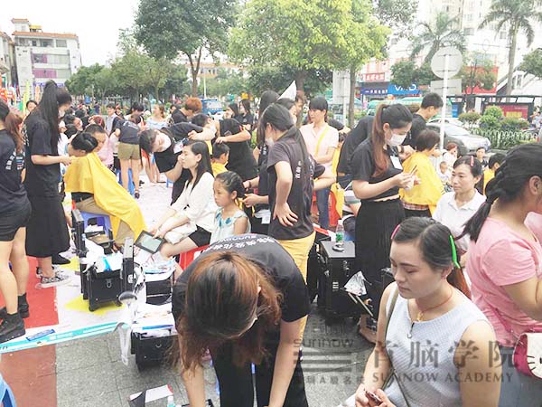 綻放母親節(jié)，首腦學院龍崗校區(qū)為愛添色加彩