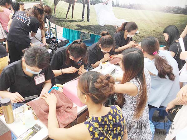 綻放母親節(jié)，首腦學院龍崗校區(qū)為愛添色加彩