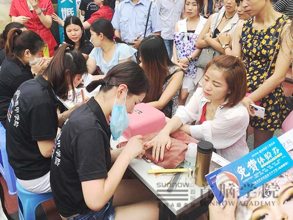 綻放母親節(jié)，首腦學院龍崗校區(qū)為愛添色加彩