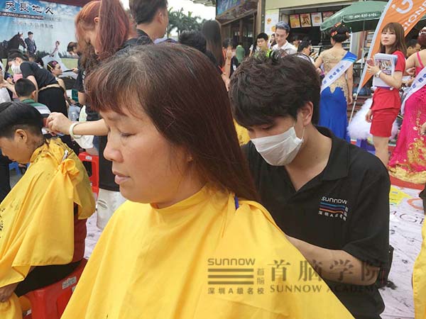 綻放母親節(jié)，首腦學院龍崗校區(qū)為愛添色加彩