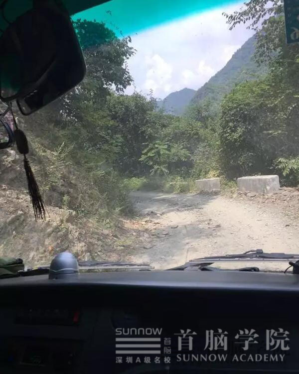 首腦神農(nóng)官封小學助學——助學·筑夢·鑄人