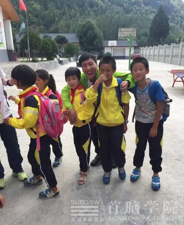 首腦神農(nóng)官封小學助學——助學·筑夢·鑄人