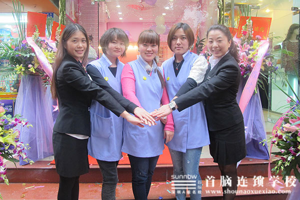 首腦老師為三位學(xué)員鼓勵(lì)加油