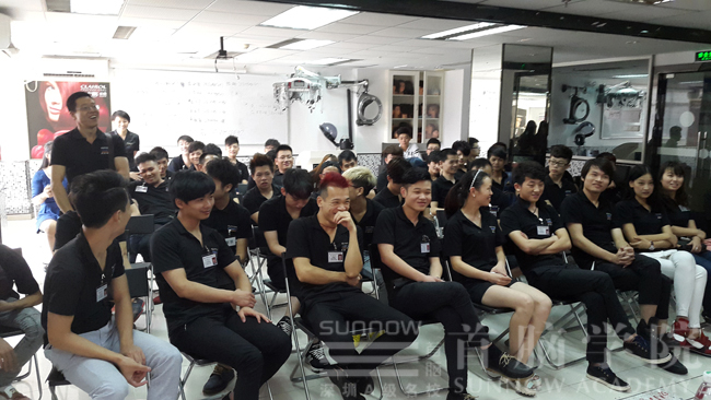 精彩時(shí)刻，同學(xué)們哈哈大笑