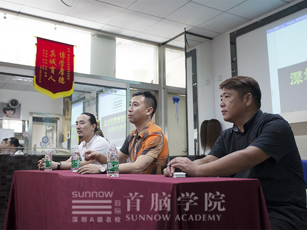 美發(fā)招聘會現(xiàn)場老師專心傾聽同學(xué)疑問