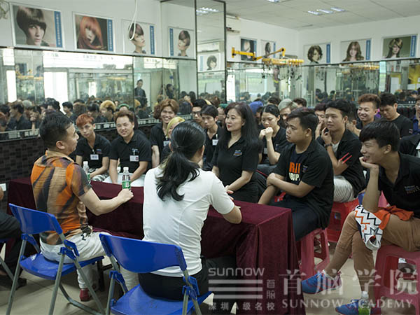 美發(fā)招聘會現(xiàn)場學(xué)員專注聽老師講解