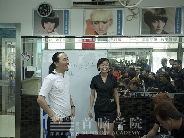 美發(fā)招聘老師對美發(fā)學(xué)子滿意稱贊