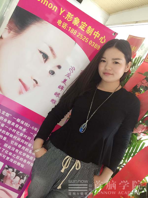 龍華校區(qū)形象設(shè)計(jì)學(xué)員楊春霞成功創(chuàng)業(yè)