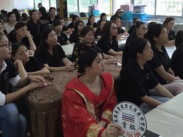 首腦學(xué)院美容班學(xué)員認(rèn)真傾聽(tīng)學(xué)姐分享