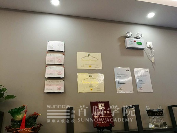 周雪瑩創(chuàng)業(yè)的美容養(yǎng)生館內(nèi)的證書(shū)墻