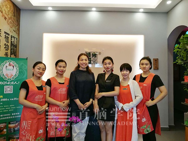 首腦寶安校區(qū)王琦老師、楊金燕老師與老學(xué)員合影