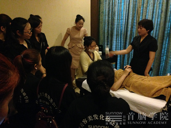 羅湖校區(qū)美容初級班觀摩首腦美容會所