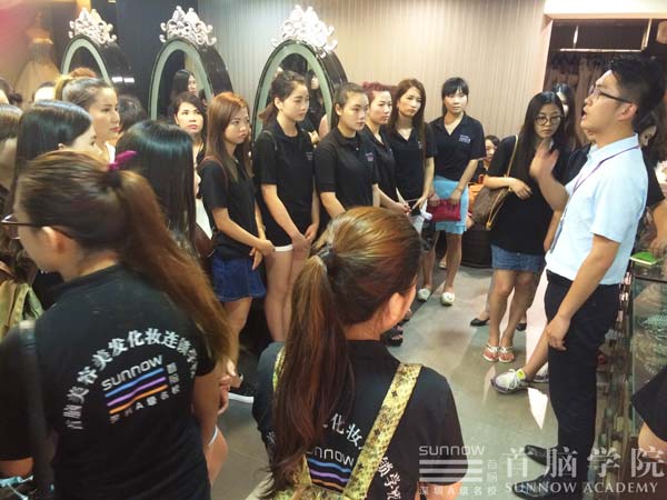 選擇化妝師職業(yè) 首腦學(xué)院助你工作無(wú)憂(yōu)