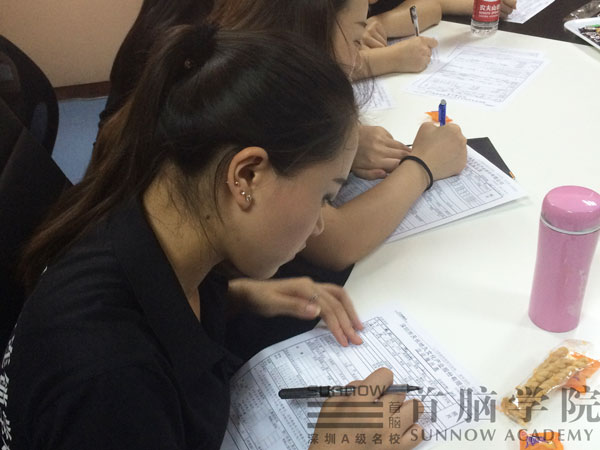 選擇化妝師職業(yè) 首腦學(xué)院助你工作無(wú)憂(yōu)