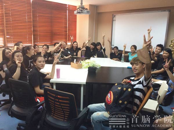 選擇化妝師職業(yè) 首腦學(xué)院助你工作無(wú)憂(yōu)