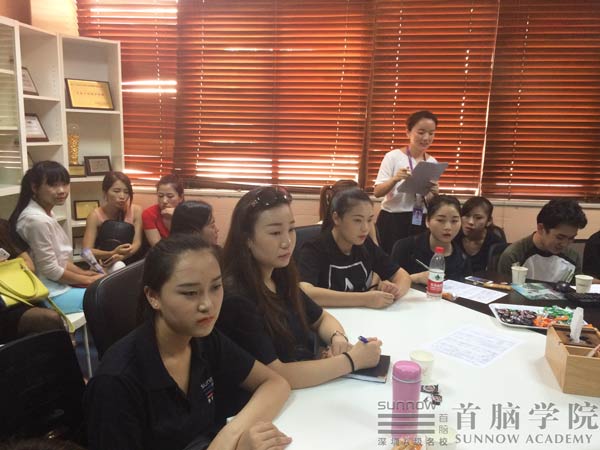 選擇化妝師職業(yè) 首腦學(xué)院助你工作無(wú)憂(yōu)