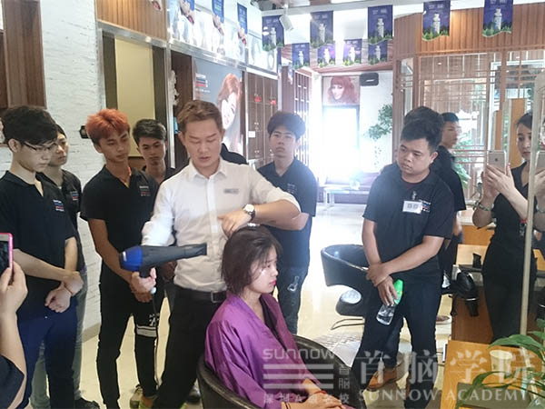 首腦美發(fā)學(xué)員觀摩學(xué)習(xí)，讓技術(shù)走在時(shí)尚前沿