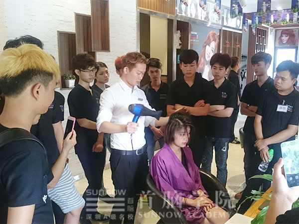 首腦美發(fā)學(xué)員觀摩學(xué)習(xí)，讓技術(shù)走在時(shí)尚前沿