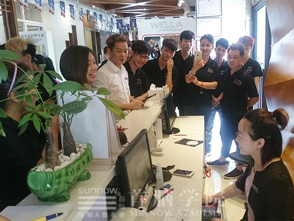 首腦美發(fā)學(xué)員觀摩學(xué)習(xí)，讓技術(shù)走在時(shí)尚前沿