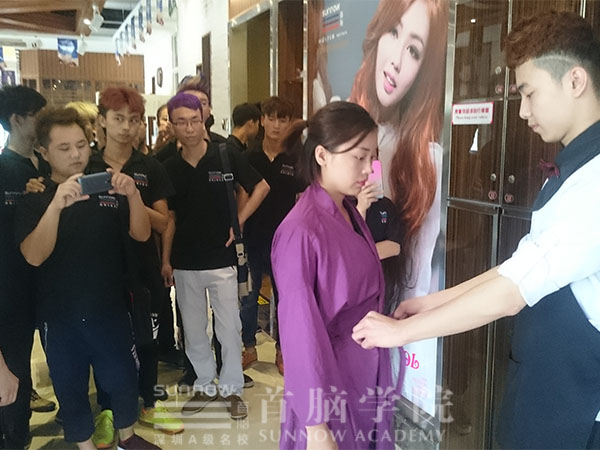 首腦美發(fā)學(xué)員觀摩學(xué)習(xí)，讓技術(shù)走在時(shí)尚前沿